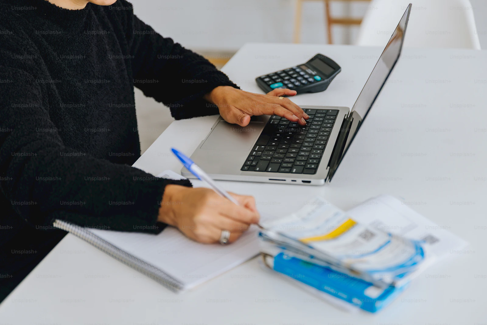 Rédaction de contenu sur un ordinateur portable, illustrant un outil d'optimisation sémantique