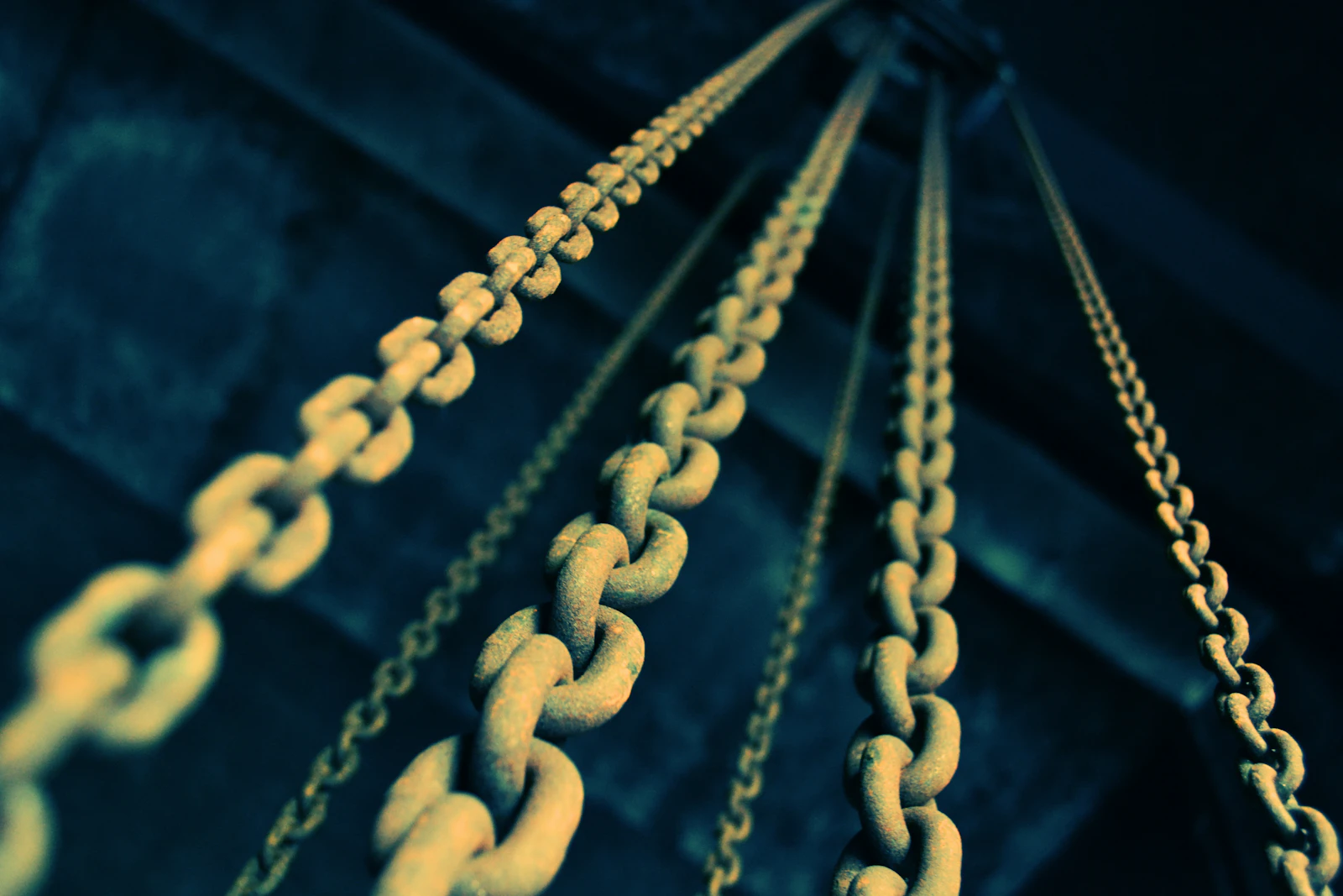 Maillons d'une chaîne métallique entrelacés, illustrant les backlinks en SEO