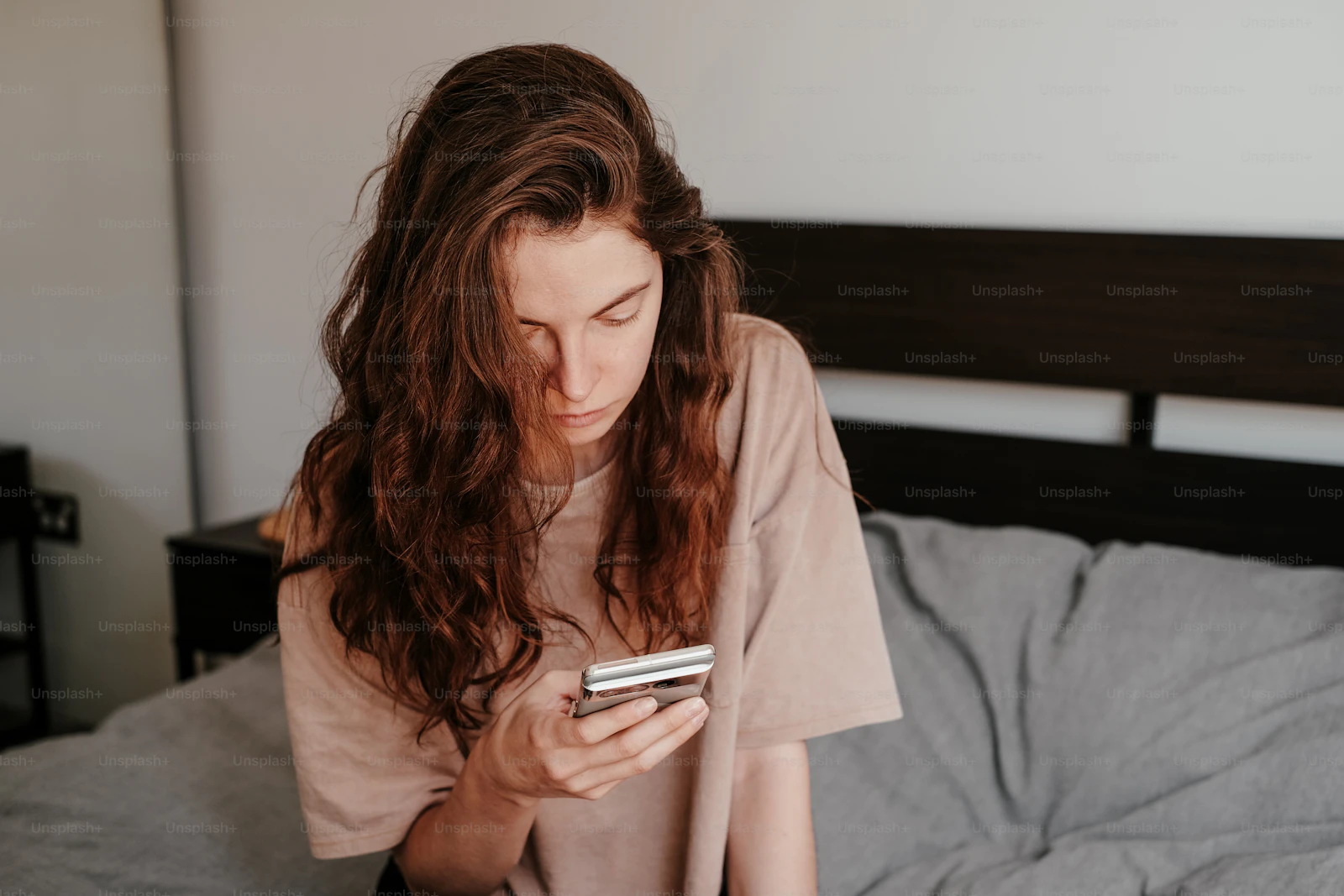 Personne utilisant son smartphone, illustrant le pogo sticking dans les résultats de recherche