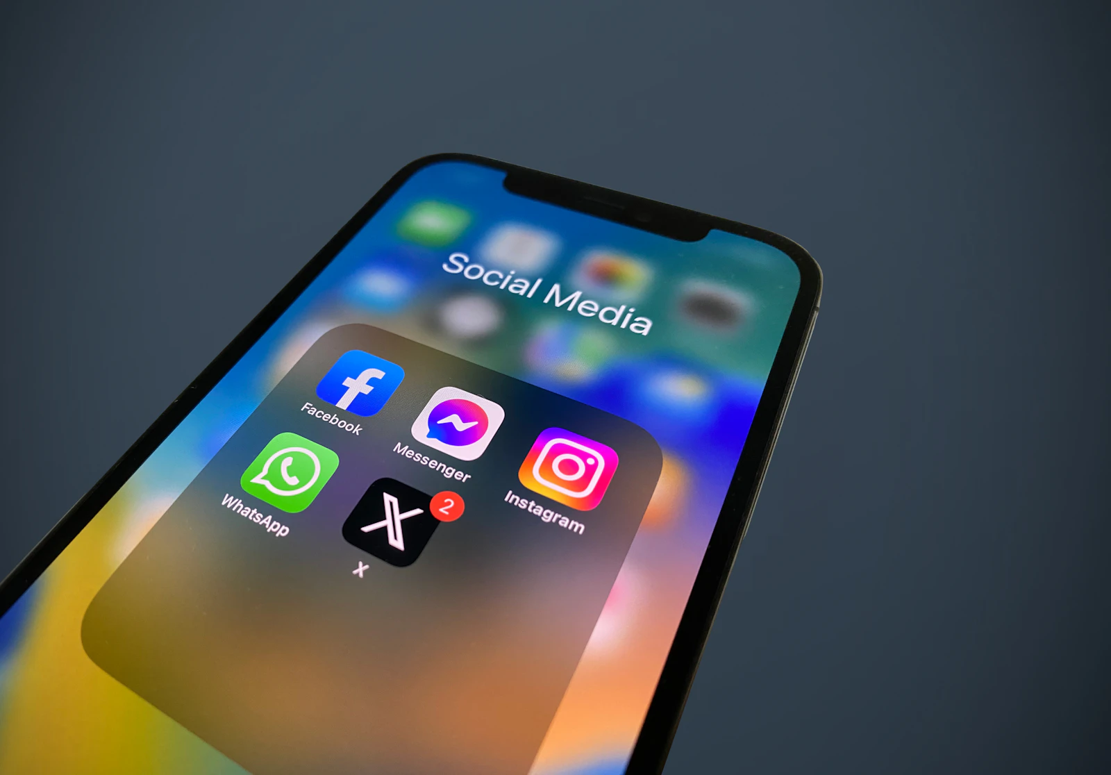 Smartphone affichant une communauté en ligne, illustrant le SEO sur Reddit